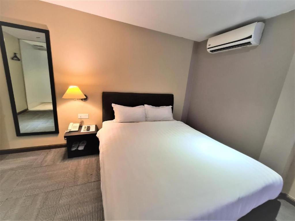 Merdeka Hotel Kluang Exteriör bild