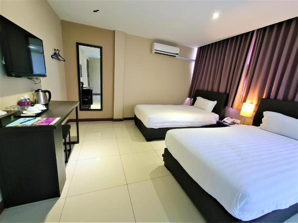 Merdeka Hotel Kluang Exteriör bild