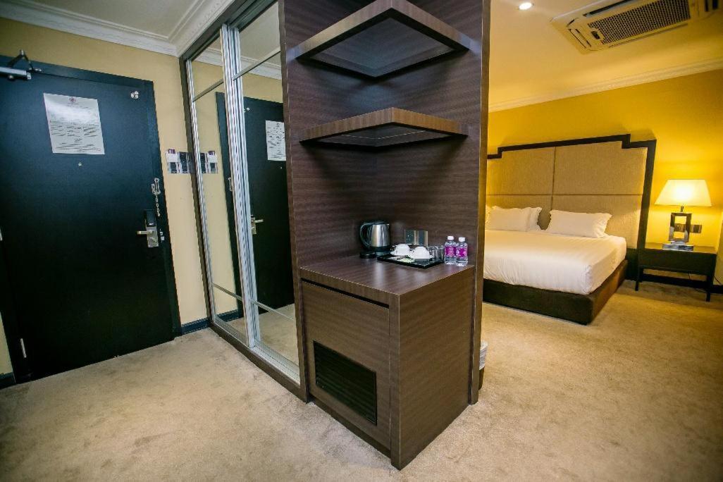Merdeka Hotel Kluang Exteriör bild