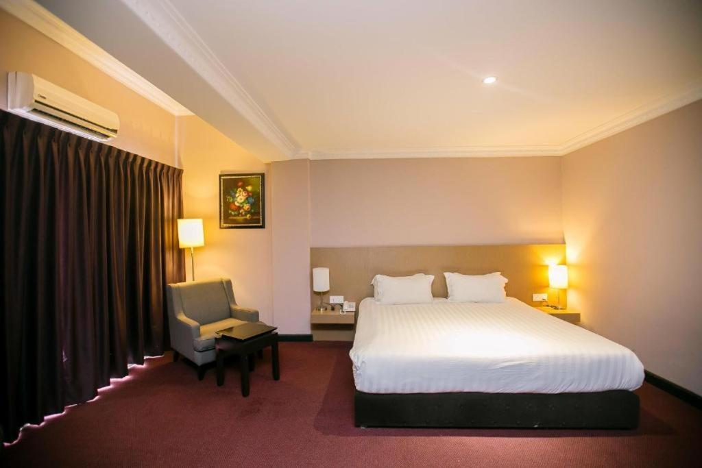 Merdeka Hotel Kluang Exteriör bild