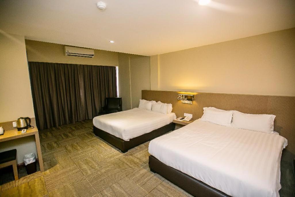 Merdeka Hotel Kluang Exteriör bild